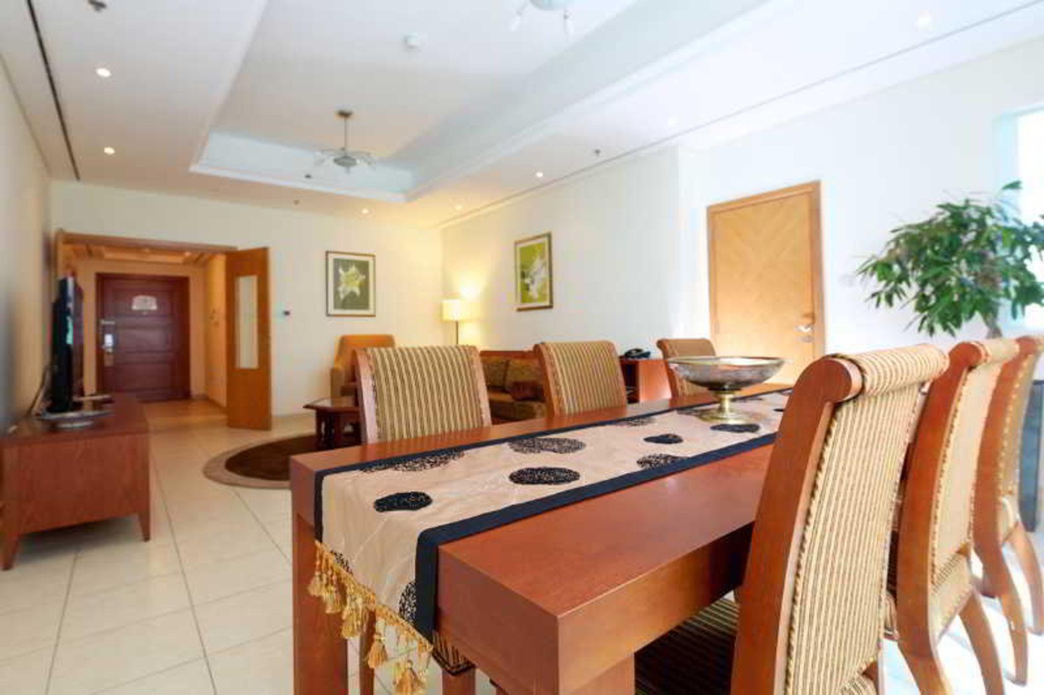 Tamani Marina Hotel & Apartments Ντουμπάι Εξωτερικό φωτογραφία A living room in a suite at the Jumeirah Rotana