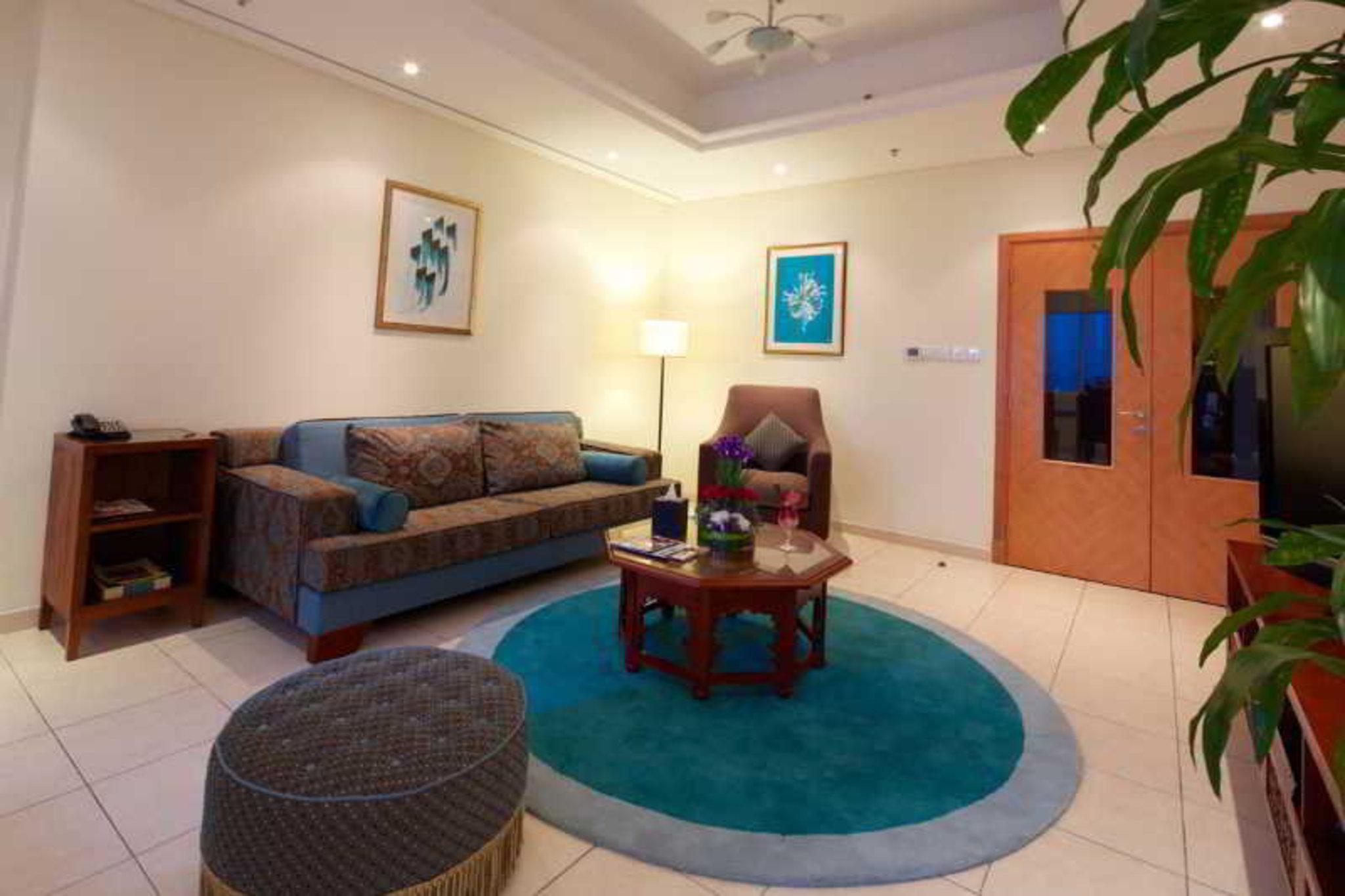 Tamani Marina Hotel & Apartments Ντουμπάι Εξωτερικό φωτογραφία A living room in a suite at the Grand Hotel