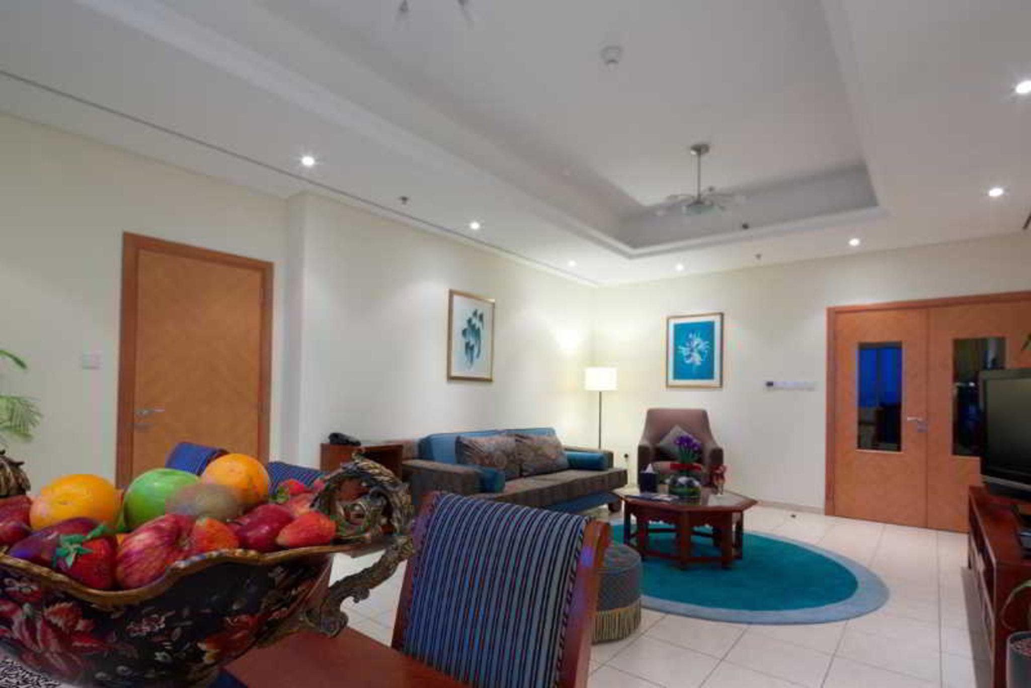 Tamani Marina Hotel & Apartments Ντουμπάι Εξωτερικό φωτογραφία A living room in a suite at the hotel