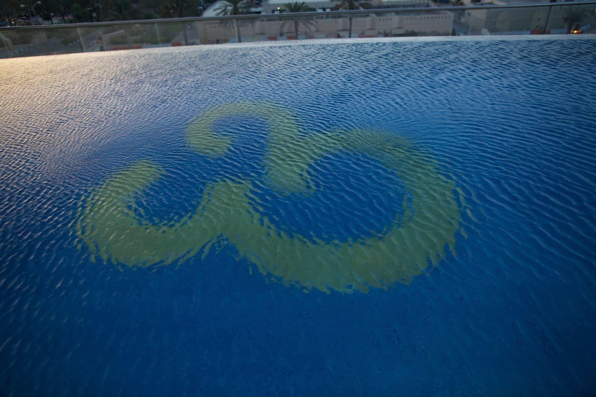 Tamani Marina Hotel & Apartments Ντουμπάι Εξωτερικό φωτογραφία The "W" on the roof of the stadium